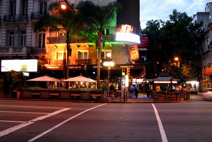 Restaurant on 18 de Julio Avenue