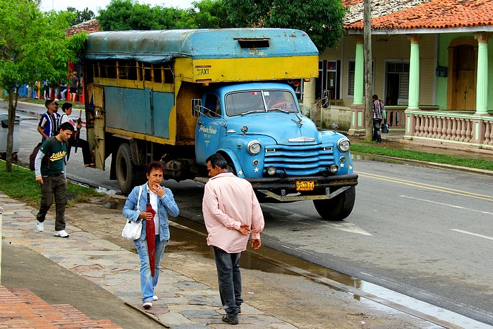 Taxi Main Street Viñales