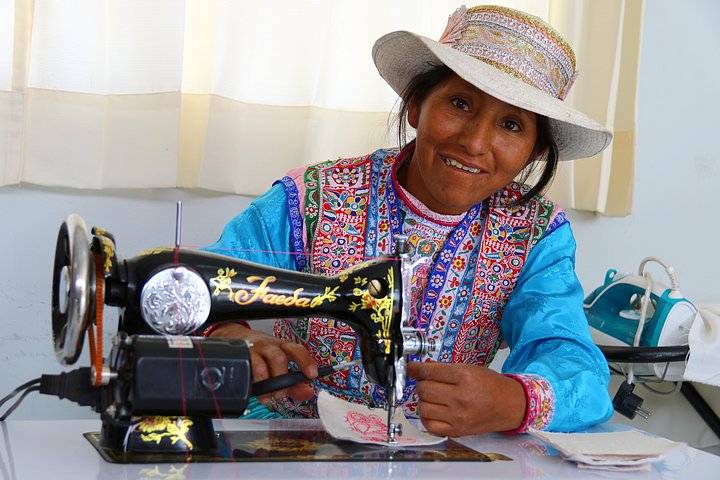 Seamstress at Bordar el Colca