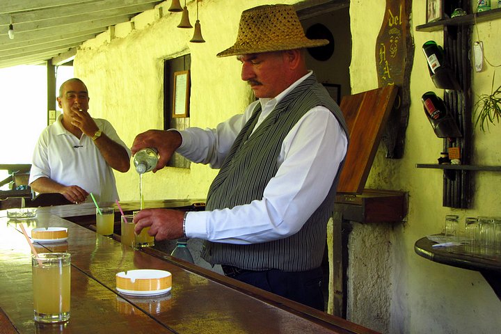 Pouring Jincila Rum Drinks